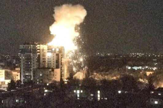 Imagens de videovigilância mostram ataque russo a zona residencial de Kharkiv