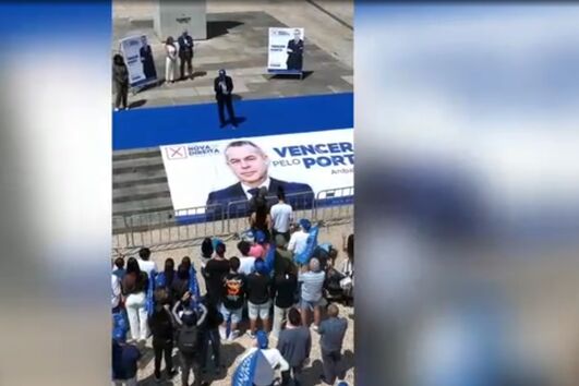 Choveram notas de 5 euros no anúncio da candidatura de Aníbal Pinto no Porto