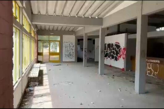 Piscina em ruínas, balneários degradados e portões fechados: é como se encontra o parque de campismo da Costa da Caparica