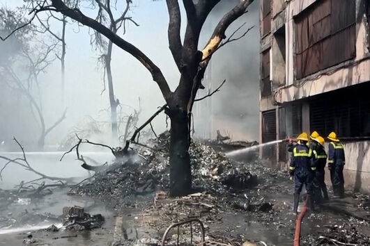 Bombeiros combatem incêndio após queda de avião com mais de 200 pessoas a bordo na Índia 