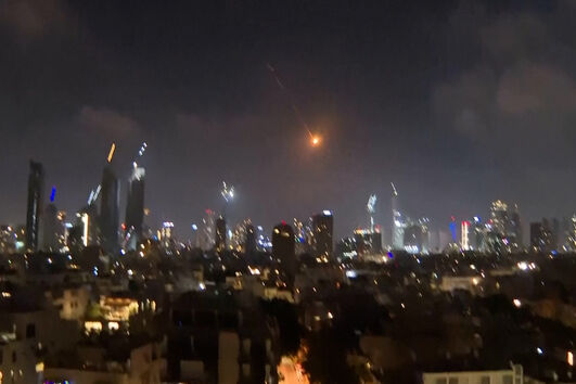Imagens mostram explosões em Telavive durante lançamento de nova vaga de mísseis do Irão