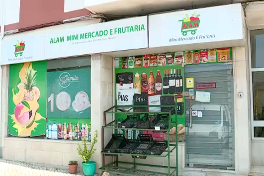 Homem morto a tiro na própria mercearia no Feijó em Almada. Mulher e filhas menores assistiram a tudo