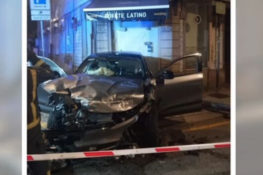 Colisão entre dois carros causa danos em café no Porto