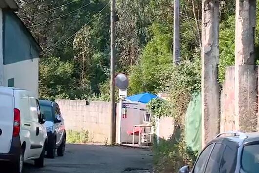 Sucata totalmente destruída pelas chamas em Vila Nova de Gaia