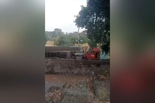 Comboio abalroa viatura na linha da Beira Baixa no Fundão. Uma das carruagens está a arder