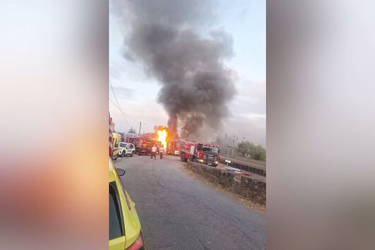 Comboio abalroa camião de fruta na linha da Beira Baixa no Fundão e provoca incêndio