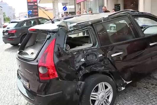 Carro despista-se e danifica três viaturas estacionadas em Rio Tinto