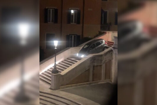 O momento em que idoso tenta descer de carro escadaria famosa em Roma