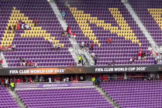 Adeptos regressam ao interior do estádio depois de mau tempo ter levado a interrupção do jogo Benfica - Auckland City 