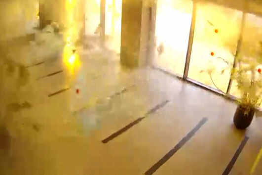 Câmaras de videovigilância gravam explosão que atingiu átrio de prédio em Israel