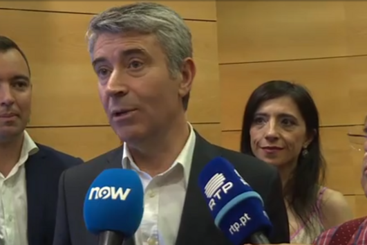 José Luís Carneiro quer explicações do Governo sobre falta de meios aéreos de combate a incêndios