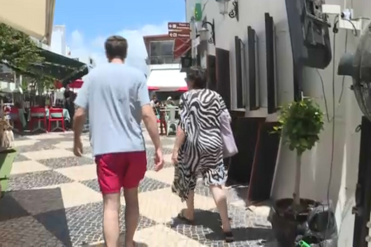 Calor pede biquíni e fato de banho! Mas cuidado... código de comportamentos de Albufeira já entrou em vigor