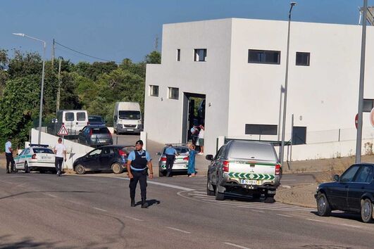 Baleado nas costas e numa perna junto a oficina em Tavira