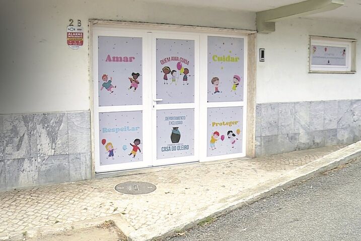 Pastor evangélico lucra 10 mil euros por mês com creche ilegal em garagem de prédio em Sintra