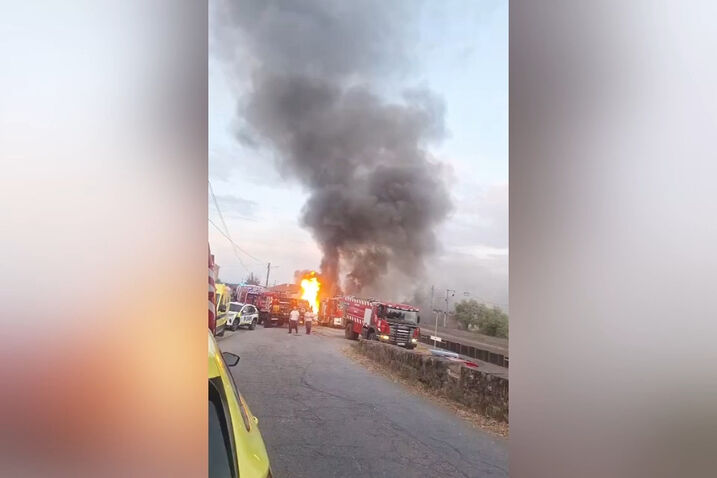 Comboio abalroa camião de fruta na linha da Beira Baixa no Fundão e provoca incêndio
