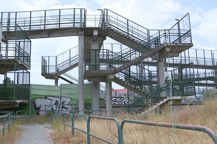 Câmaras da estação de comboios de Palmela captaram últimas horas de vida de homem. Vítima arrastou-se pelo chão
