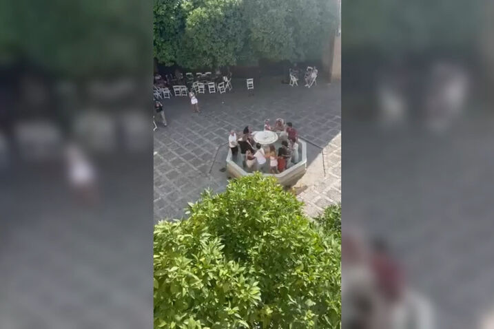 Turistas portugueses a dançar dentro de fonte no centro histórico de Sevilha em Espanha indignam população