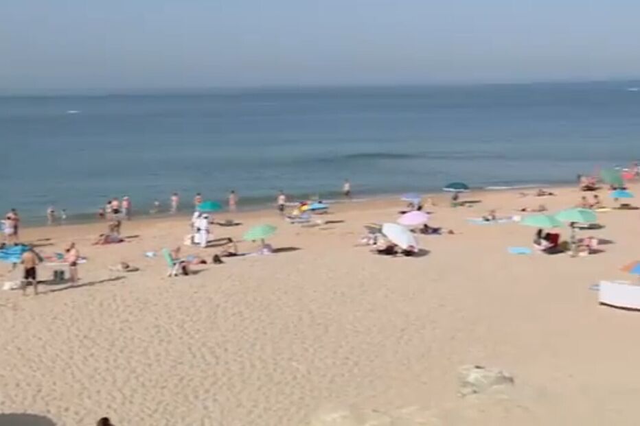 Fim de semana de sol chamou muitas pessoas à Praia de Carcavelos
