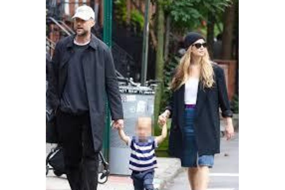 Jennifer Lawrence com o marido e o filho