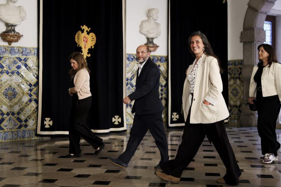 O porta-voz do Livre, Rui Tavares (C-E), acompanhado pela deputada Isabel Mendes Lopes, à chegada para a audiência com o Presidente da República no Palácio de Belém.