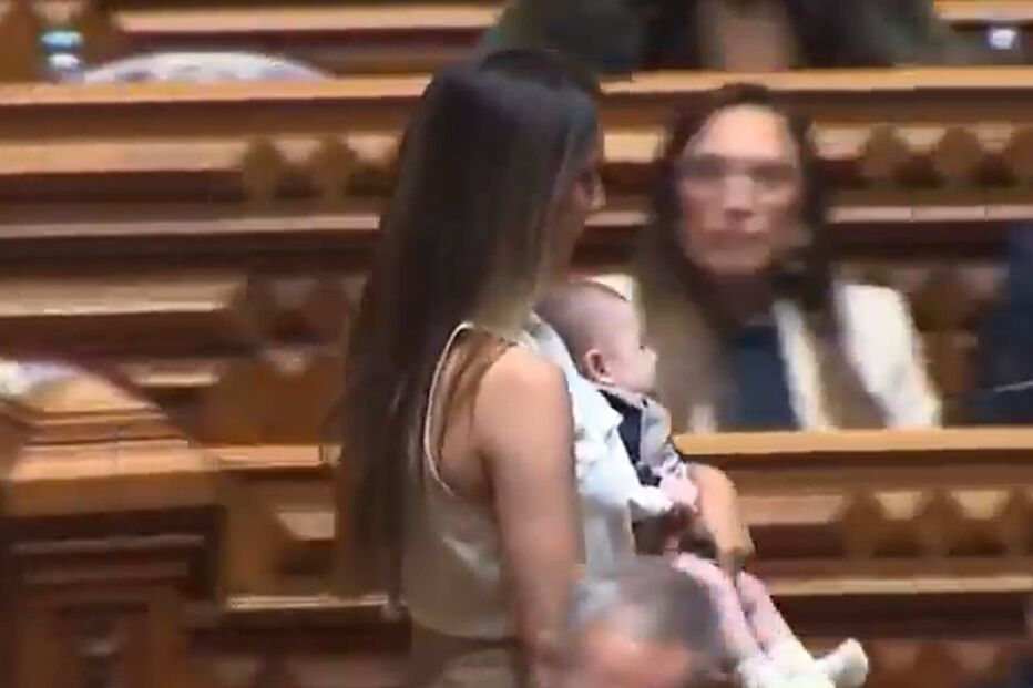 Rita Matias com bebé no Parlamento