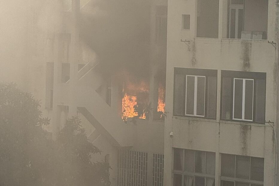 Incêndio deflagra em segundo andar de prédio perto do Campo Pequeno
