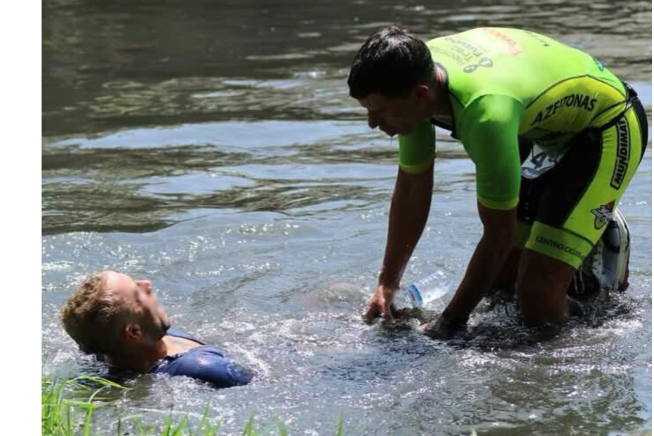 Militar da Marinha socorre atleta em prova de triatlo