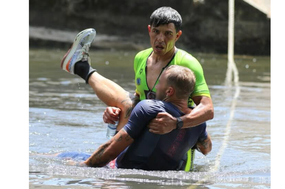 Militar da Marinha socorre atleta em prova de triatlo