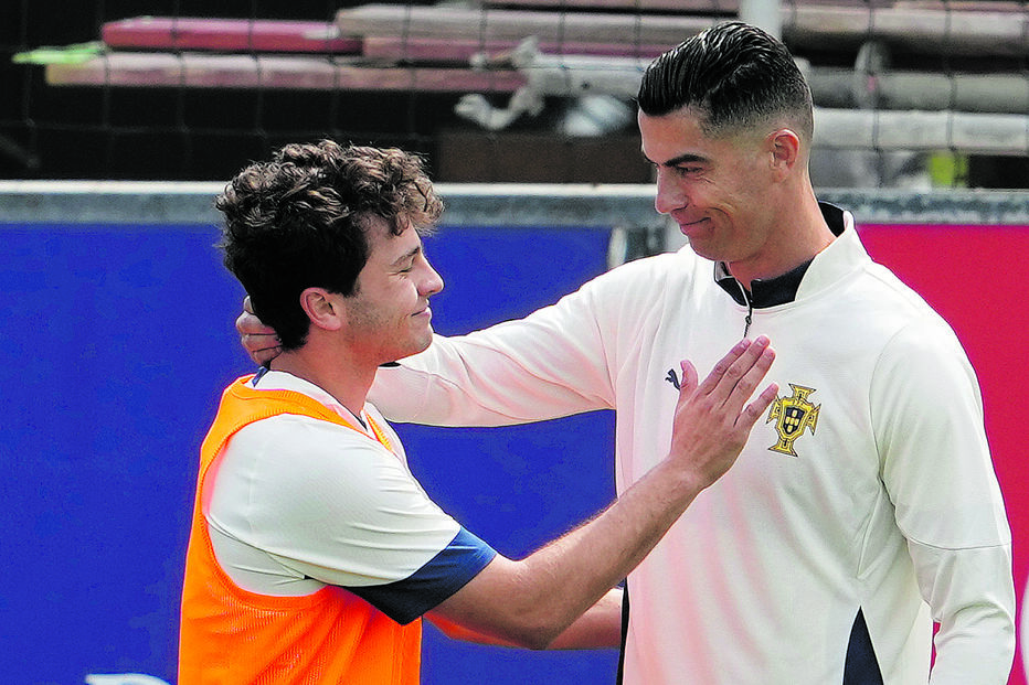 Cristiano Ronaldo deu os parabéns a João Félix pela conquista da Liga dos Campeões