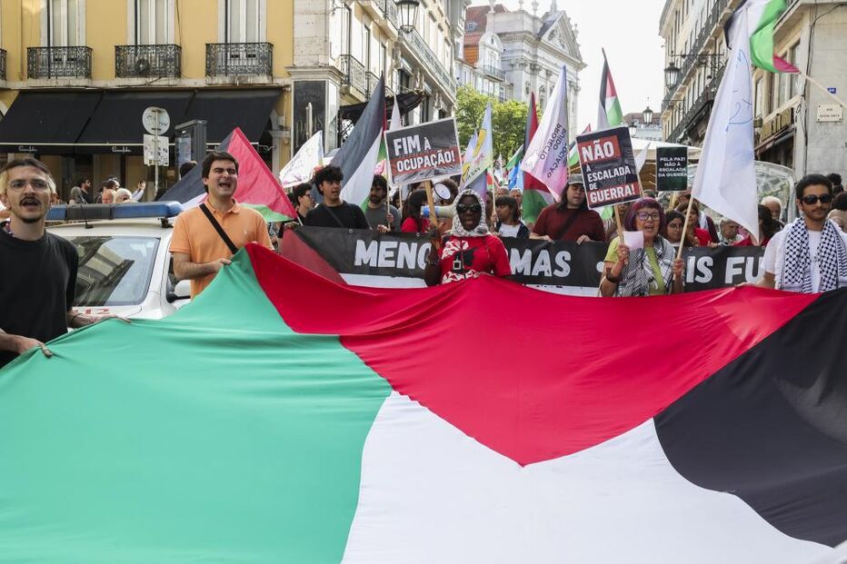 Lisboa exige fim da ocupação na Palestina, com manifestantes no Chiado