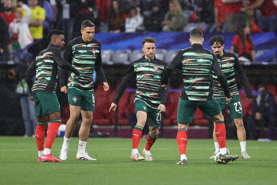 Jogadores de Portugal aquecem antes do jogo contra a Alemanha na Liga das Nações