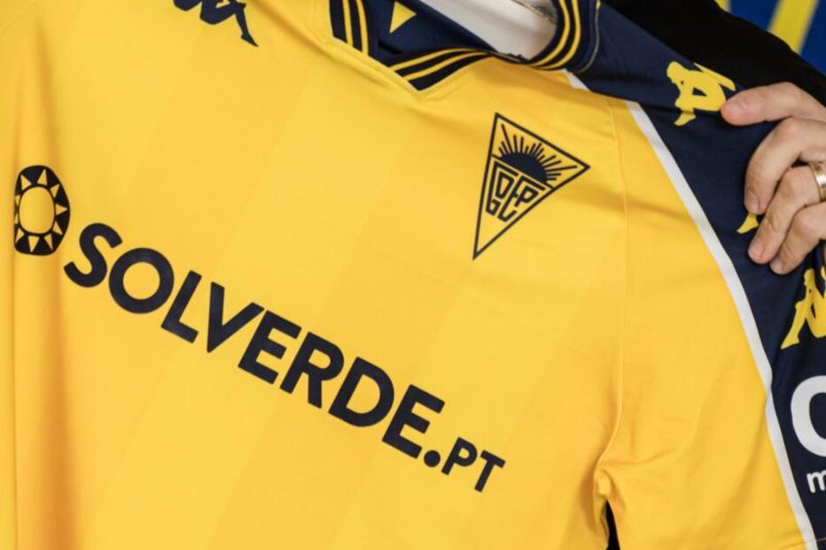 Jogador sorridente exibe a camisola do Desportivo de Chaves com o patrocínio da Solverde