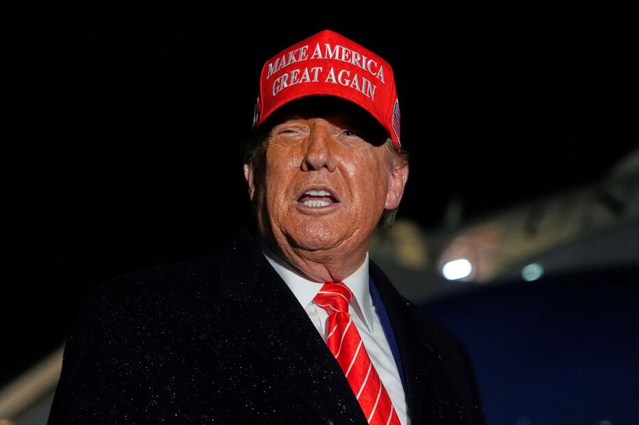 Donald Trump discursa com boné 