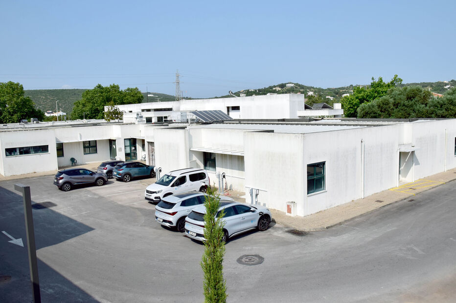 Remodelação do antigo centro de saúde de Loulé: carros elétricos no exterior do edifício