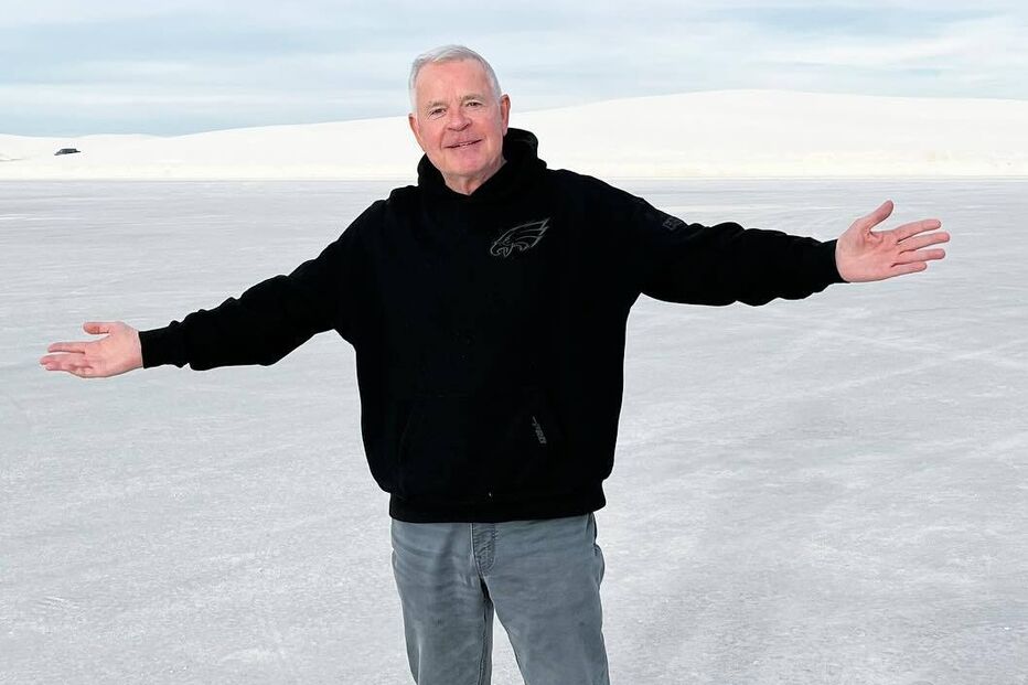 Homem sorri em White Sands National Park, EUA