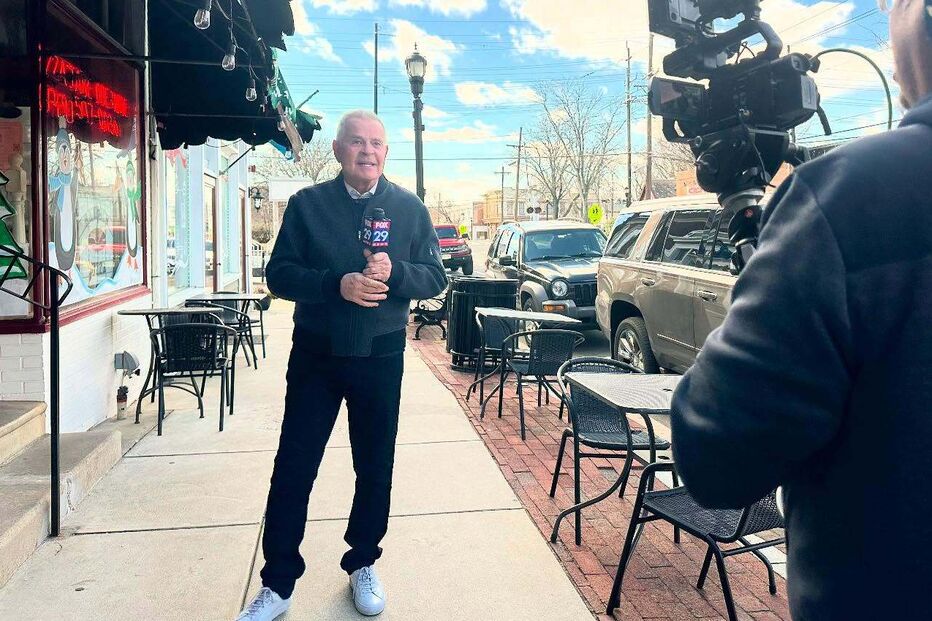 Repórter da Fox 29 filma reportagem na rua