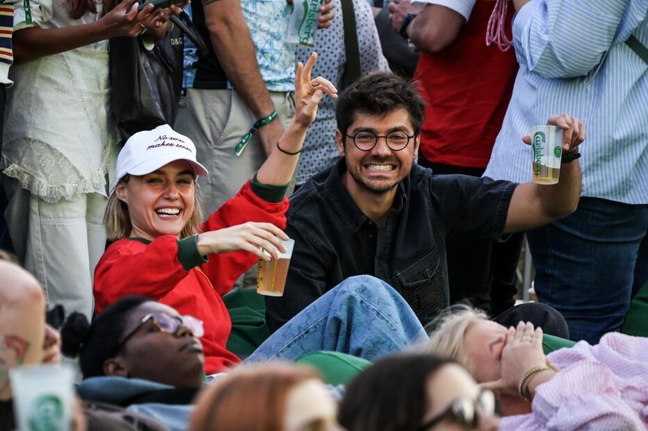 Kelly Bailey e Lourenço Ortigão desfrutam de noite a dois e anunciam férias.
