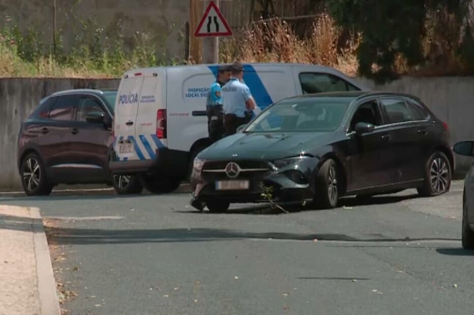Polícia junto a carro que atropelou PSP em Loures