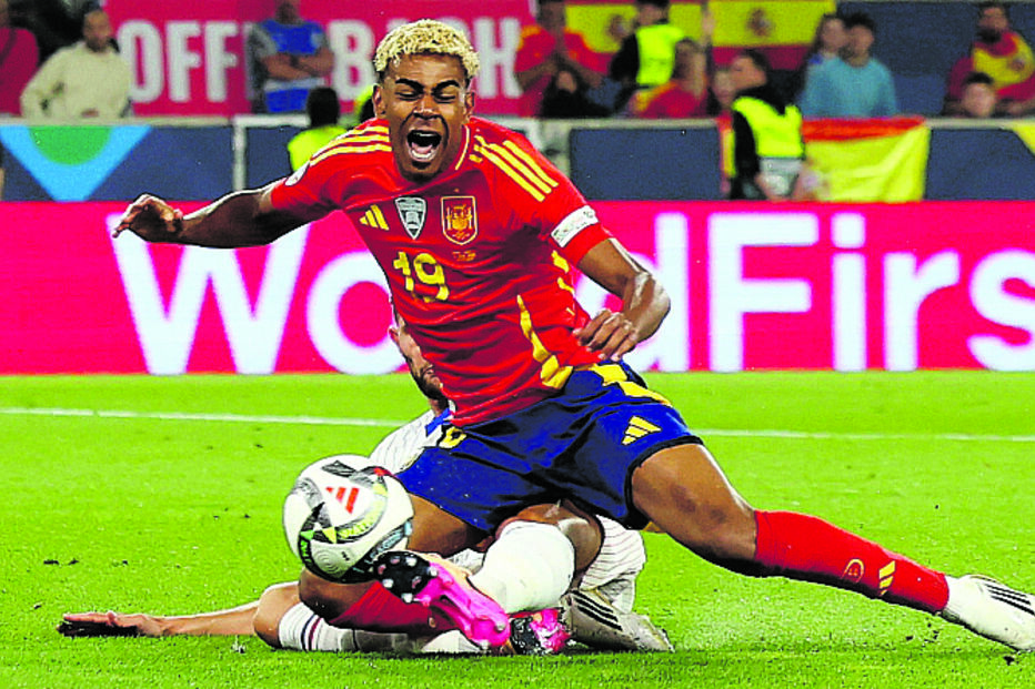 Jogador da seleção espanhola disputa a bola durante o jogo