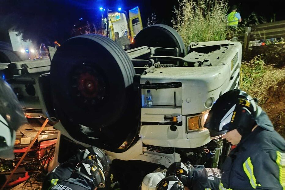 Bombeiros de Coruche prestam auxílio a condutor ferido num despiste de camião