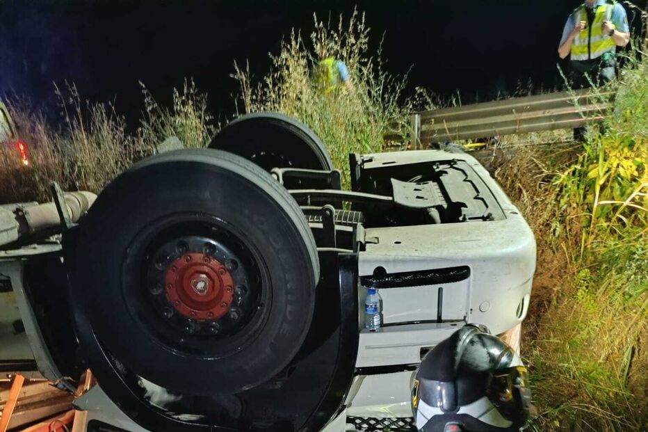 Camião despista-se em Coruche, bombeiros no local assistem condutor ferido.
