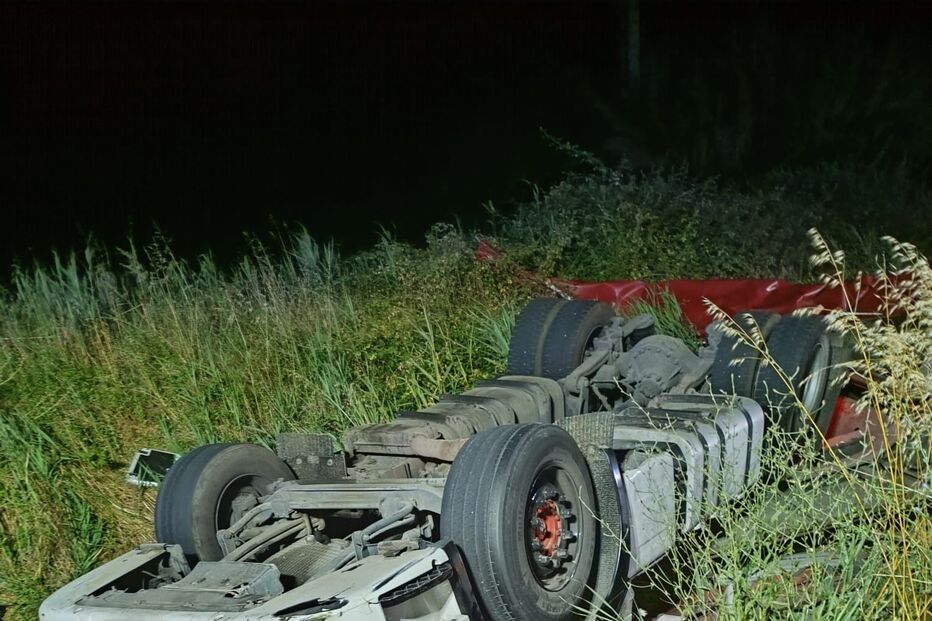Camião despista-se em Coruche; condutor fica ferido.
