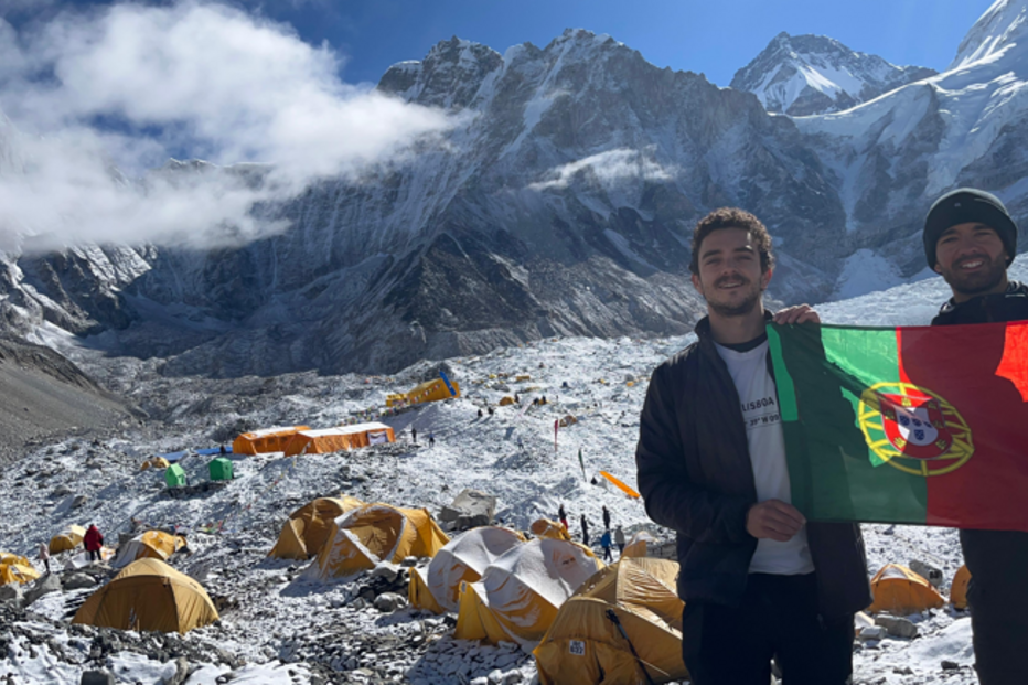 Portugueses no campo base do Evereste hasteiam a bandeira de Portugal.
