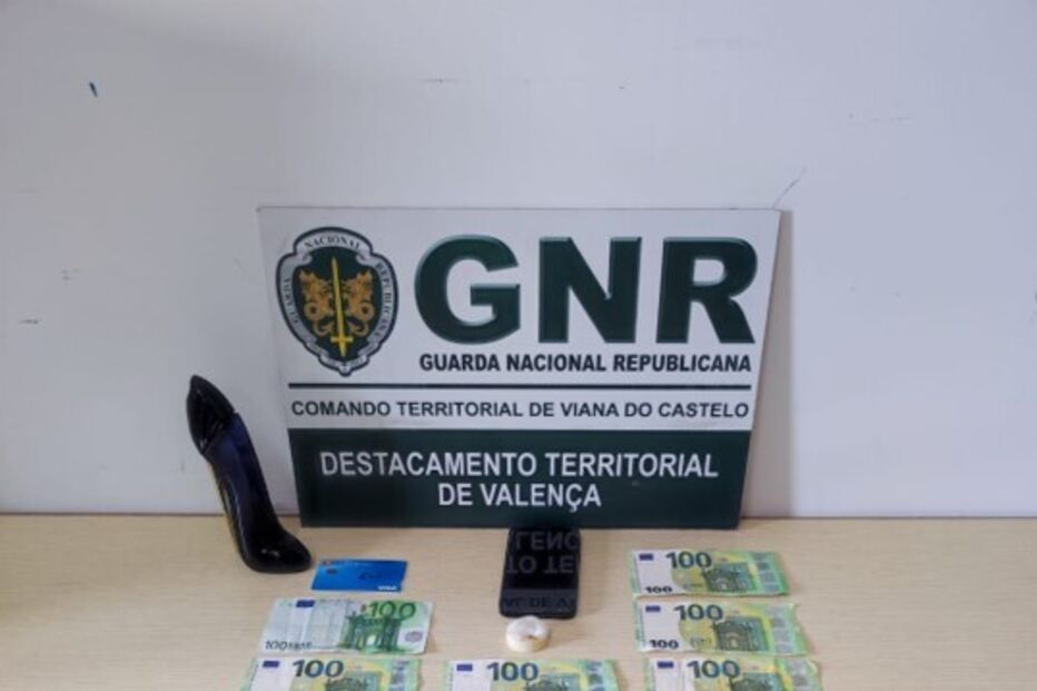 Apreensão da GNR em Valença: notas, telemóvel, perfume e cartão