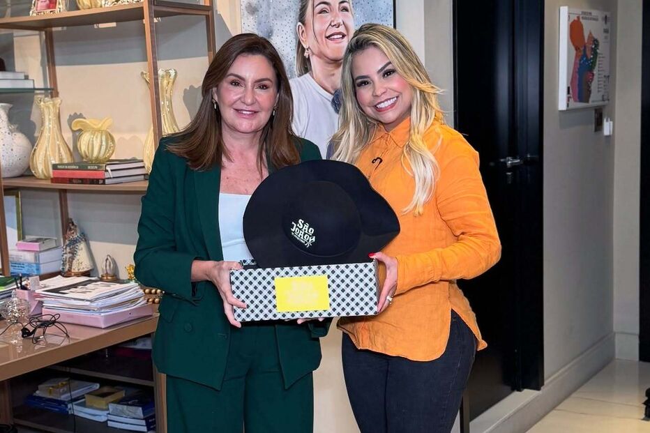 Mulheres posam com chapéu 'São João', possivelmente relacionado com festividades locais