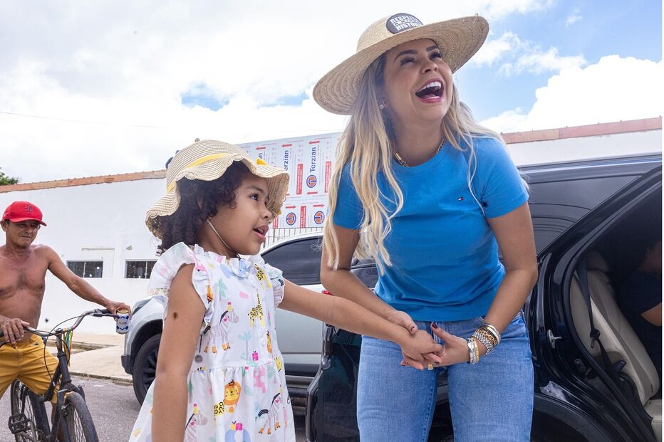 Prefeita de cidade brasileira gera polémica ao dançar de biquíni em vídeo