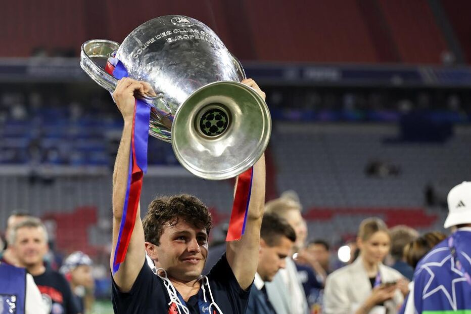 João Neves festeja a Liga dos Campeões pelo Paris Saint-Germain antes da final da Liga das Nações em Munique