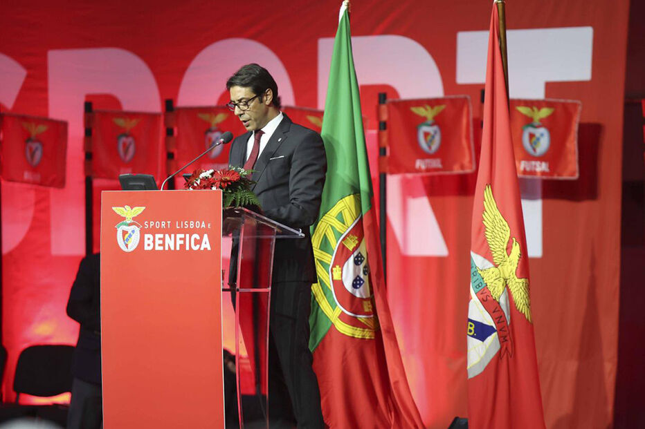 Dirigente do Sport Lisboa e Benfica discursa num evento