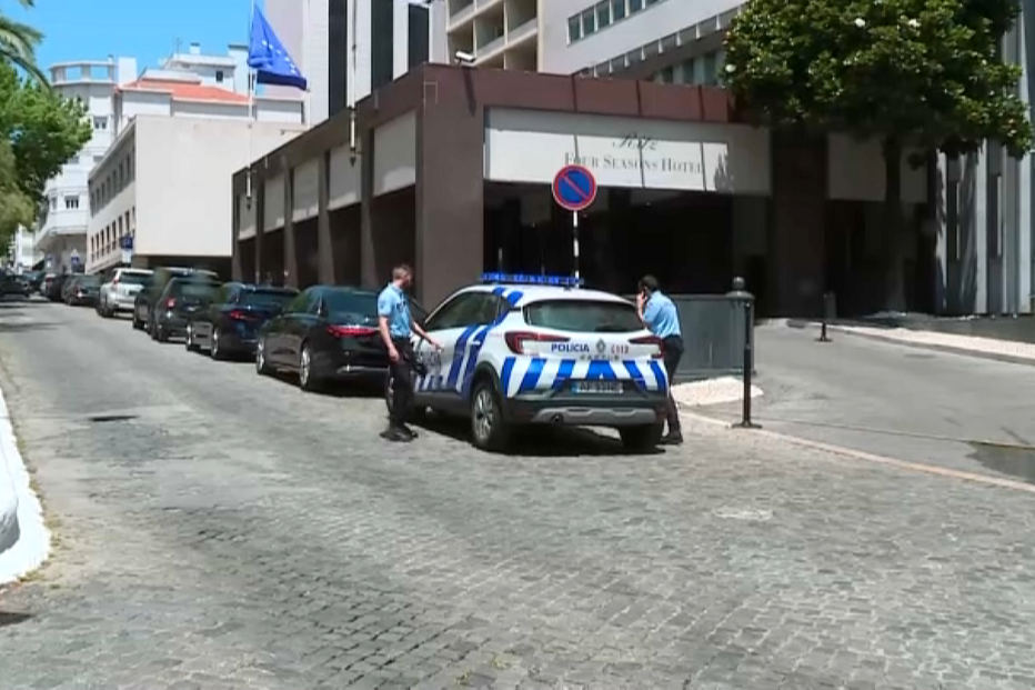 Quatro homens armados e de rostos cobertos roubam milhares de euros em duas joalharias no Hotel Ritz em Lisboa