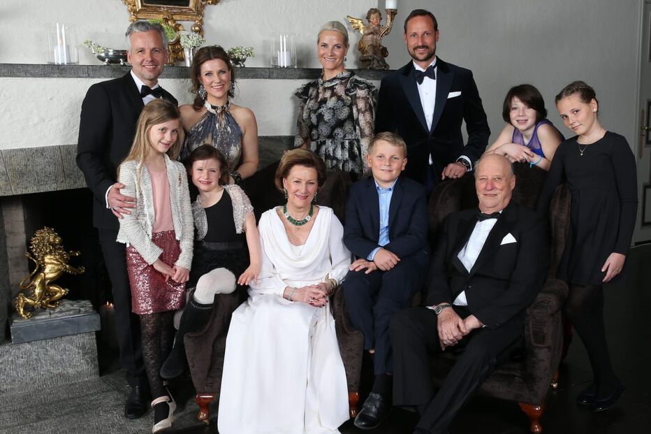 Família real norueguesa junta-se para retrato